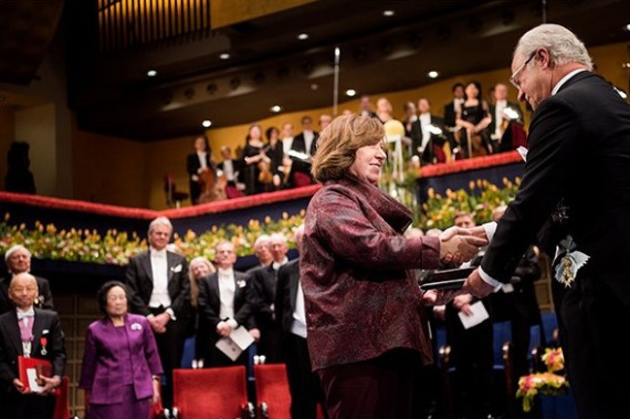 Szvetlana Alekszijevics átveszi a Nobel-díjat - fotó: Nobel Media